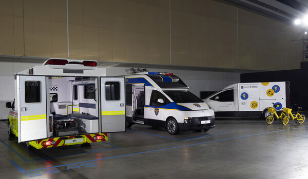 (왼쪽부터)ST1 응급 구조차, 경찰 작전차, 전기 바이크 충전차가 전시되어 있는 모습